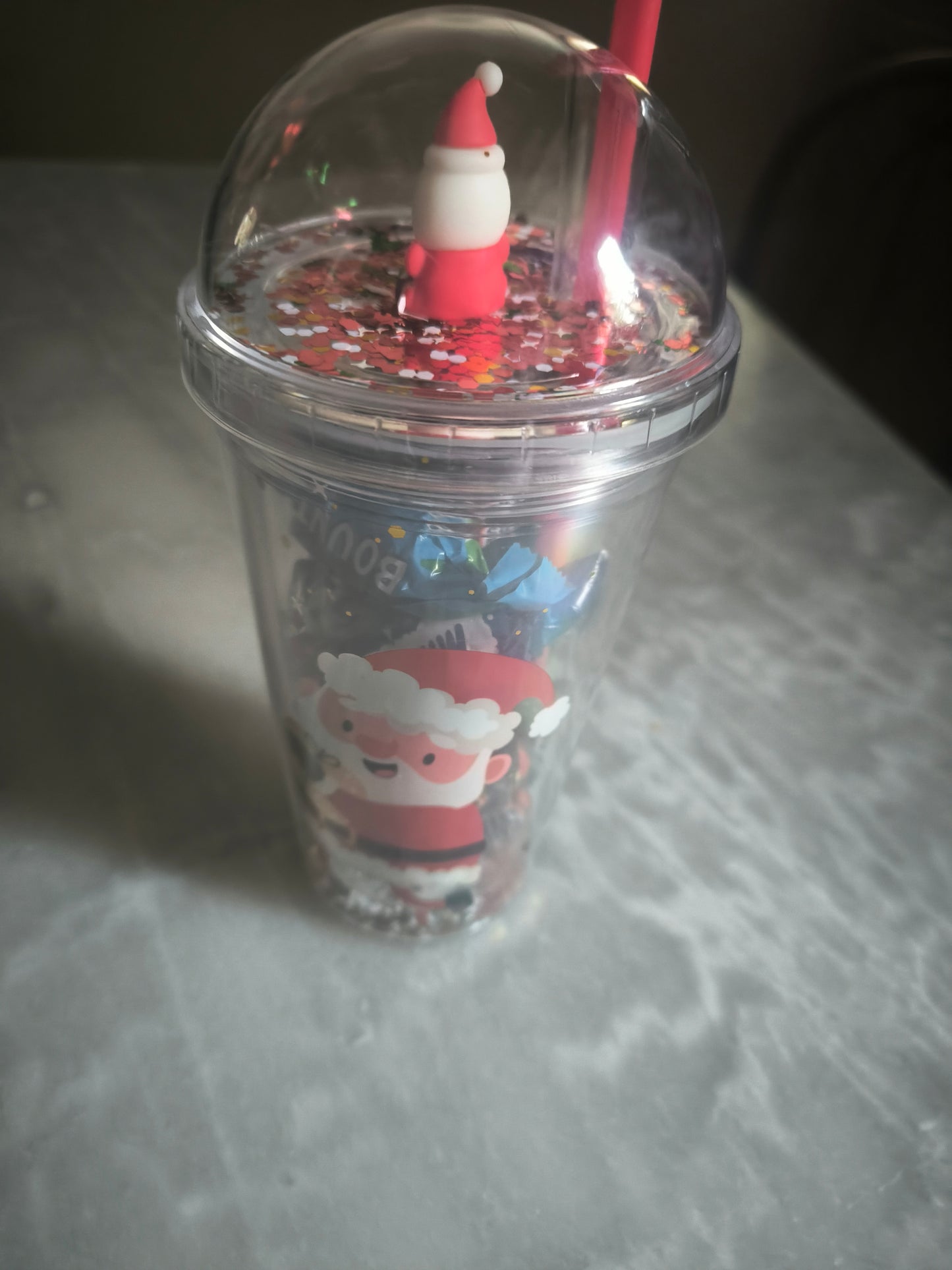 1 gobelet garni avec des chocolats célébration