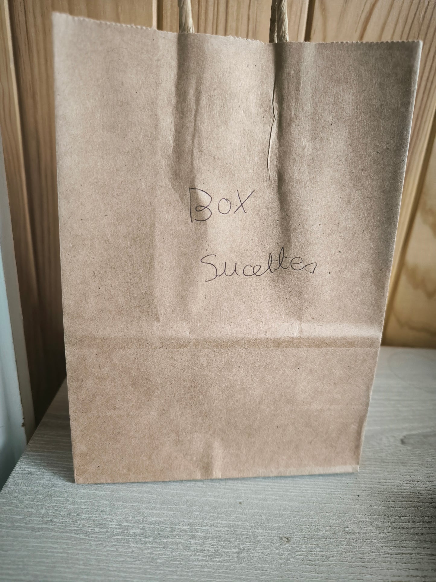 1 box de différentes sucettes