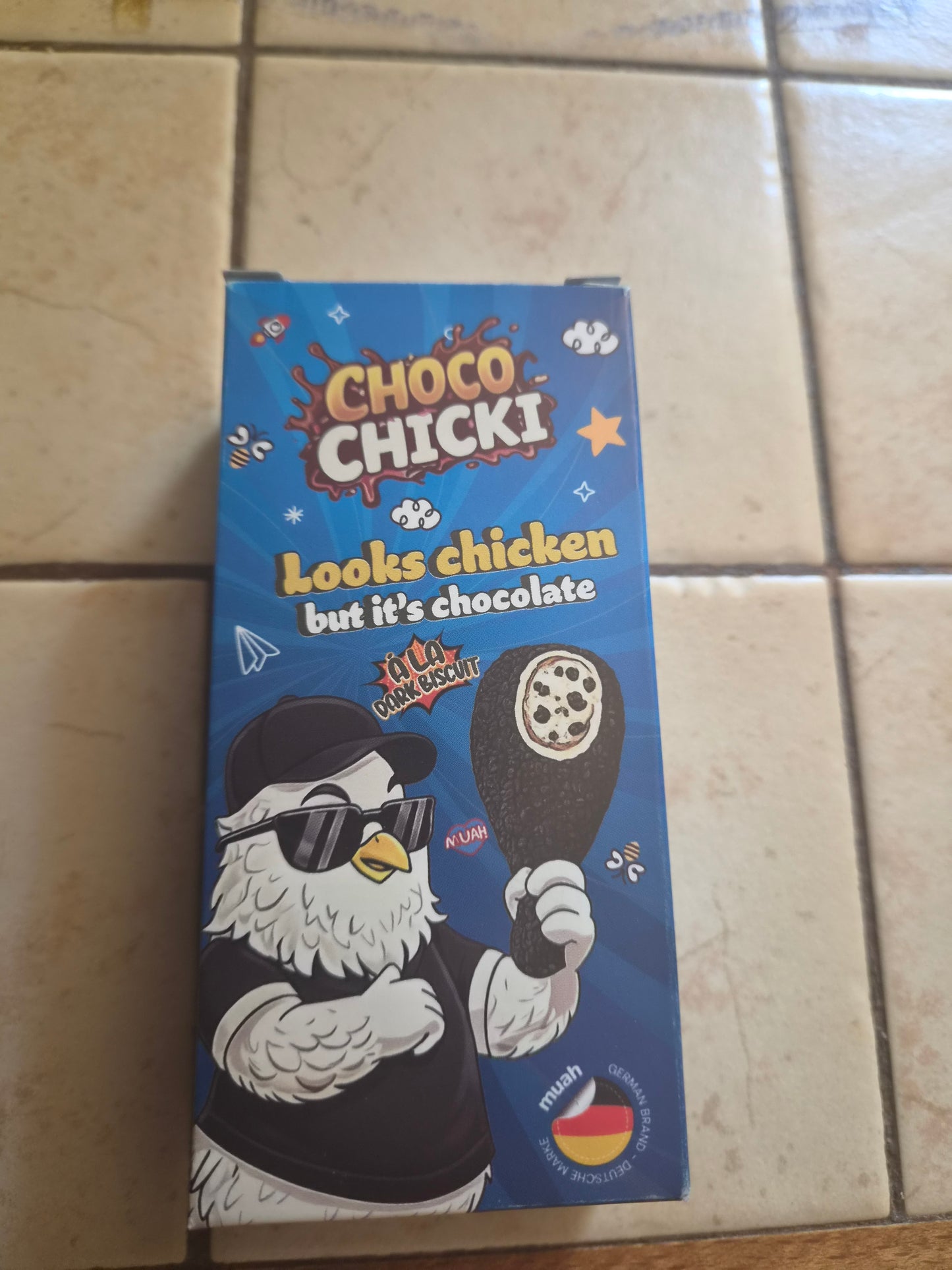 Une boîte de Choco Chicki Poulet dark biscuit