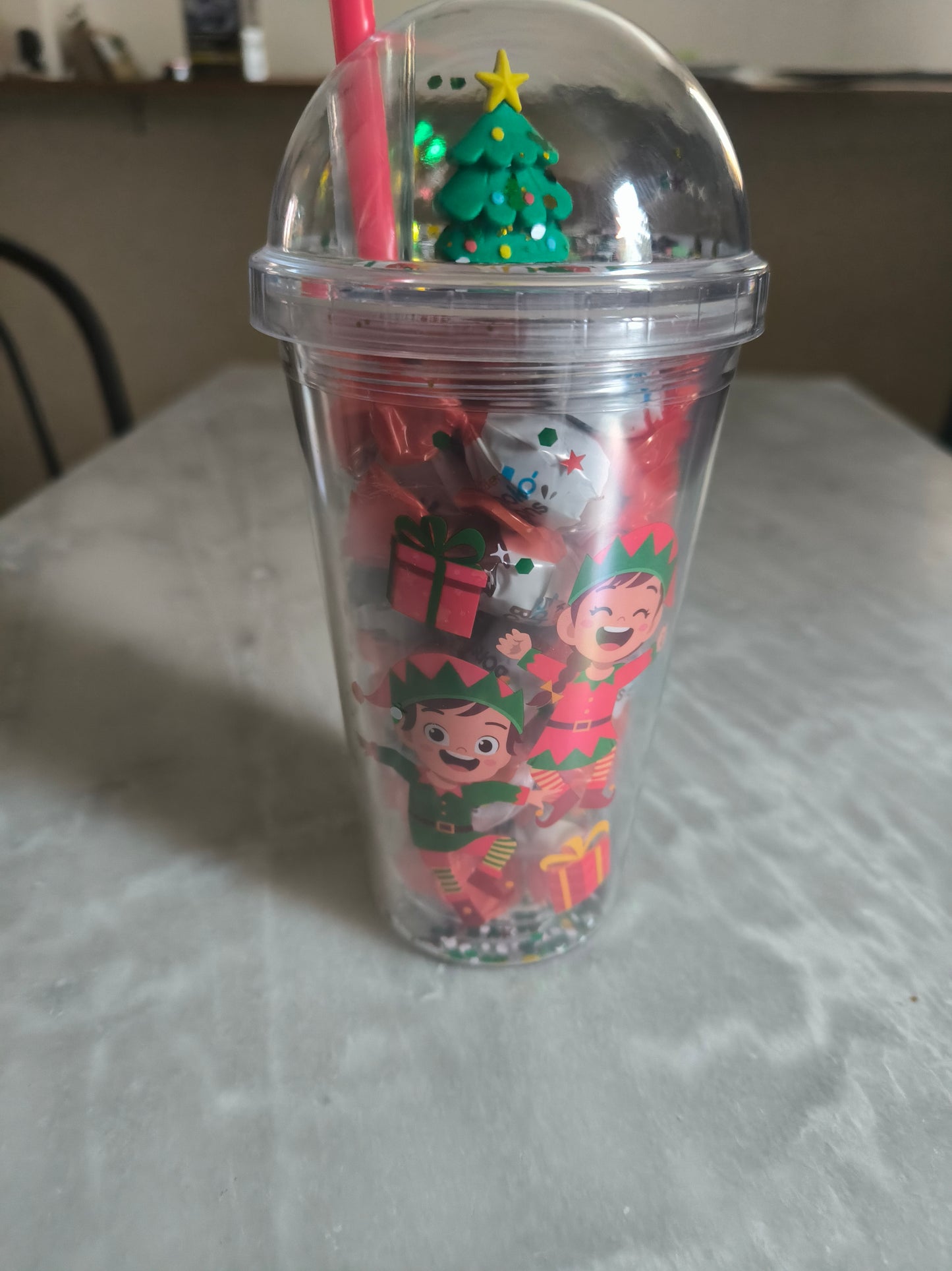 1 gobelet garni avec chocolat Kinder schoko bon