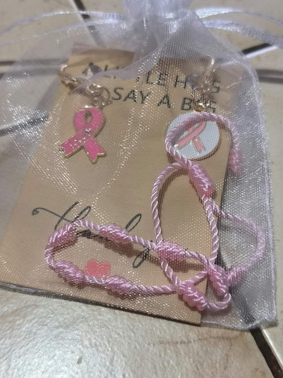 Lot un bracelet et deux petits porte-clé